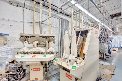 Propiedad comercial en venta en Miami, Florida № 1962326 - foto 6