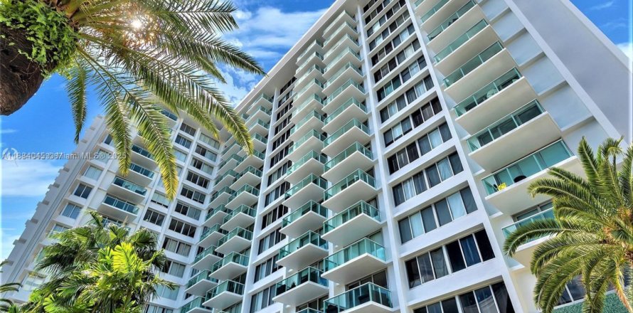 Condominio en Miami Beach, Florida, 2 dormitorios № 1932517