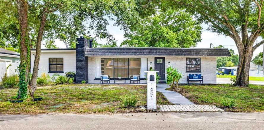 House in Tampa, Florida 3 bedrooms, 175.31 sq.m. № 2233479