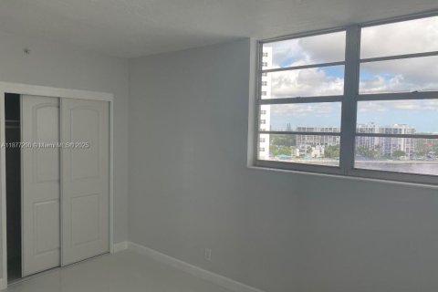 Condo in Hollywood, Florida, 1 bedroom  № 1923924 - photo 17