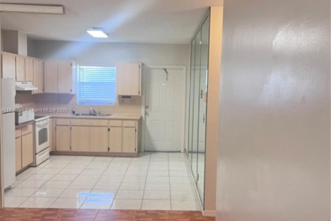 Снять в аренду виллу или дом в Санрайз, Флорида 2 спальни, 92.9м2, № 1958364 - фото 2