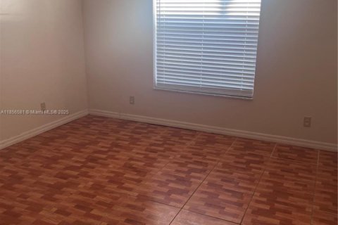 Снять в аренду виллу или дом в Санрайз, Флорида 2 спальни, 92.9м2, № 1958364 - фото 7