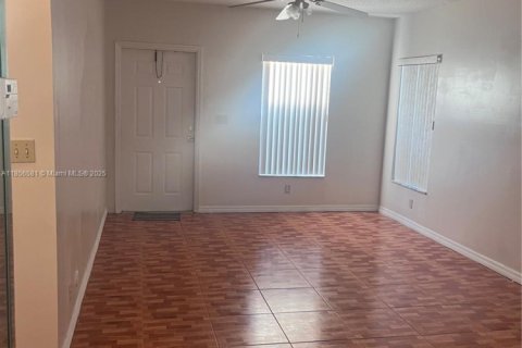 Снять в аренду виллу или дом в Санрайз, Флорида 2 спальни, 92.9м2, № 1958364 - фото 4