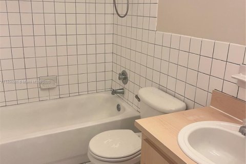 Снять в аренду виллу или дом в Санрайз, Флорида 2 спальни, 92.9м2, № 1958364 - фото 8