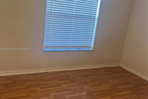 Снять в аренду виллу или дом в Санрайз, Флорида 2 спальни, 92.9м2, № 1958364 - фото 5