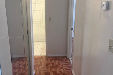 Снять в аренду виллу или дом в Санрайз, Флорида 2 спальни, 92.9м2, № 1958364 - фото 3