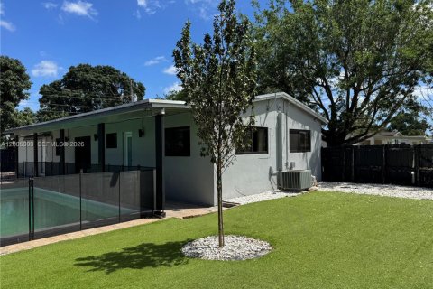 House in Pembroke Pines, Florida 3 bedrooms, 120.4 sq.m. № 2069028 - photo 14