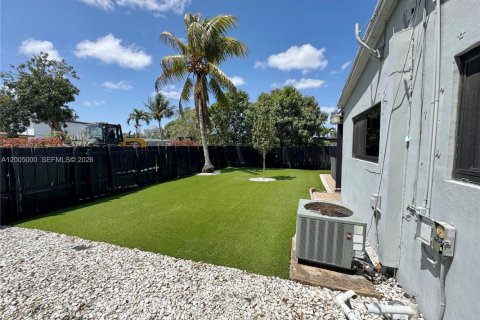 House in Pembroke Pines, Florida 3 bedrooms, 120.4 sq.m. № 2069028 - photo 16