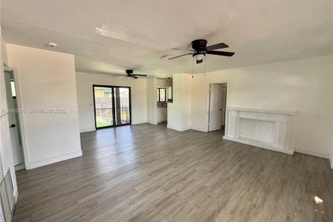 House in Pembroke Pines, Florida 3 bedrooms, 120.4 sq.m. № 2069028 - photo 2