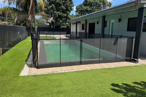 House in Pembroke Pines, Florida 3 bedrooms, 120.4 sq.m. № 2069028 - photo 17