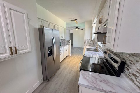 House in Pembroke Pines, Florida 3 bedrooms, 120.4 sq.m. № 2069028 - photo 4