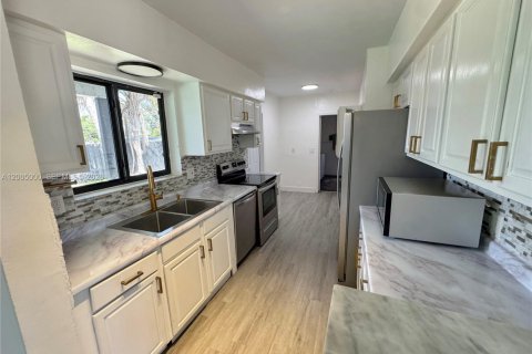 House in Pembroke Pines, Florida 3 bedrooms, 120.4 sq.m. № 2069028 - photo 3