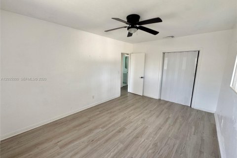 House in Pembroke Pines, Florida 3 bedrooms, 120.4 sq.m. № 2069028 - photo 11