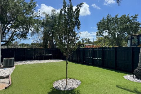 House in Pembroke Pines, Florida 3 bedrooms, 120.4 sq.m. № 2069028 - photo 13