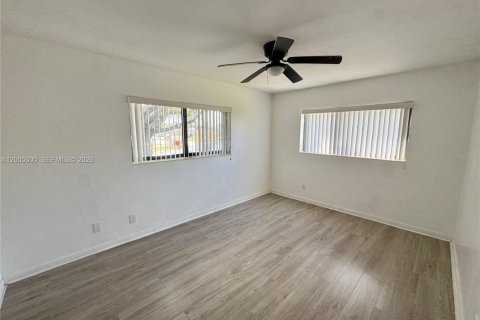 House in Pembroke Pines, Florida 3 bedrooms, 120.4 sq.m. № 2069028 - photo 10