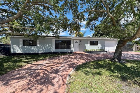 House in Pembroke Pines, Florida 3 bedrooms, 120.4 sq.m. № 2069028
