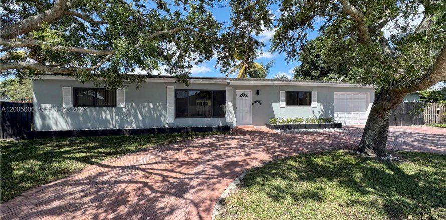 House in Pembroke Pines, Florida 3 bedrooms, 120.4 sq.m. № 2069028