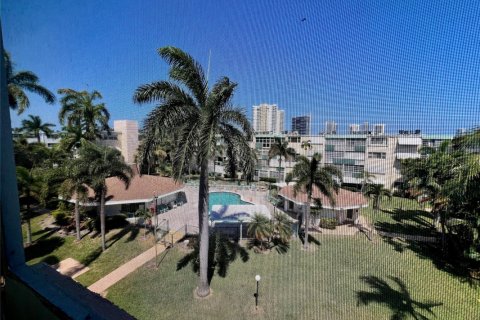 Condominio en alquiler en Hallandale Beach, Florida, 2 dormitorios, 137.59 m2 № 1141198 - foto 1
