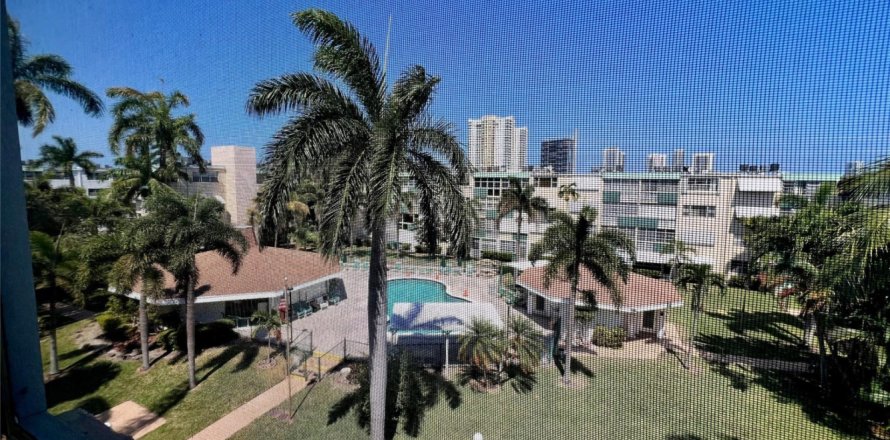 Condominio en Hallandale Beach, Florida, 2 dormitorios № 1141198