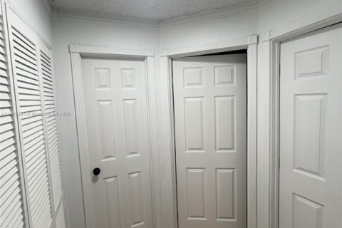 Touwnhouse à vendre à Miami, Floride: 3 chambres, 109.9 m2 № 1971437 - photo 11