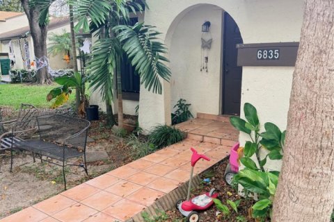 Touwnhouse à vendre à Miami, Floride: 3 chambres, 109.9 m2 № 1971437 - photo 2