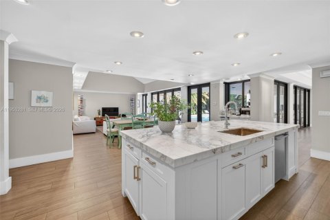 House in Pinecrest, Florida 5 bedrooms, 326.46 sq.m. № 2010536 - photo 12