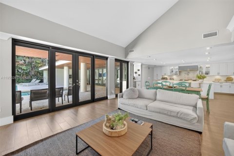 House in Pinecrest, Florida 5 bedrooms, 326.46 sq.m. № 2010536 - photo 19