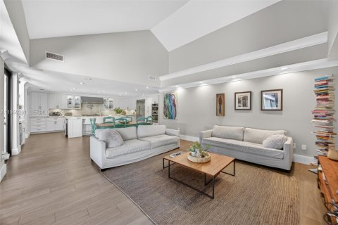 House in Pinecrest, Florida 5 bedrooms, 326.46 sq.m. № 2010536 - photo 18