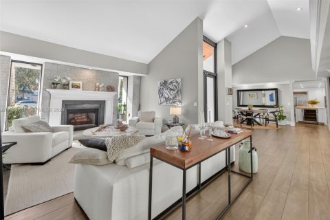 House in Pinecrest, Florida 5 bedrooms, 326.46 sq.m. № 2010536 - photo 4