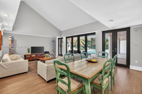 House in Pinecrest, Florida 5 bedrooms, 326.46 sq.m. № 2010536 - photo 15