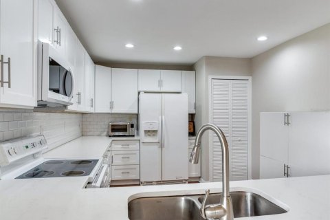 Condo in Tampa, Florida, 2 bedrooms  № 1894475 - photo 16