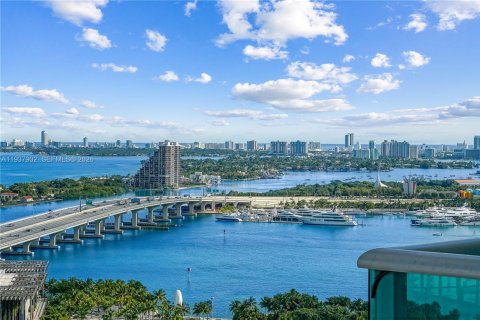 Condominio en Miami, Florida, 1 dormitorio  № 2057407