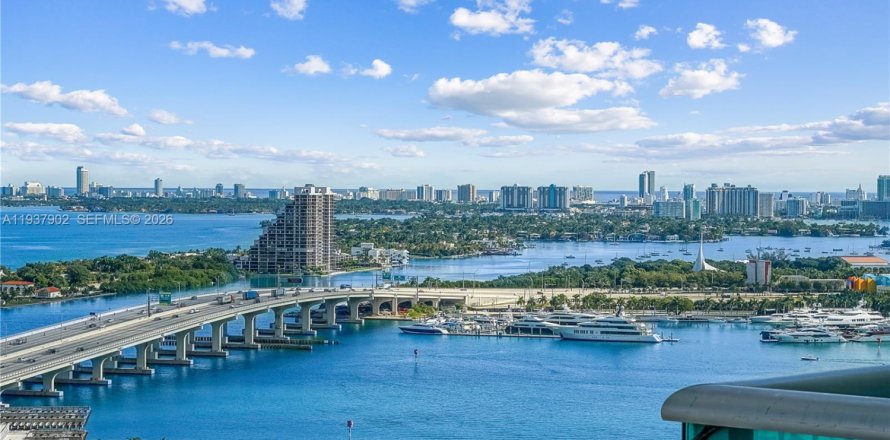 Condominio en Miami, Florida, 1 dormitorio  № 2057407