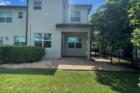 Townhouse in Lake Worth, Florida 3 bedrooms, 209.03 sq.m. № 2069663 - photo 17