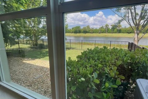 Townhouse in Lake Worth, Florida 3 bedrooms, 209.03 sq.m. № 2069663 - photo 13