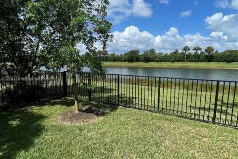 Townhouse in Lake Worth, Florida 3 bedrooms, 209.03 sq.m. № 2069663 - photo 16