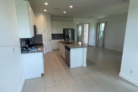 Townhouse in Lake Worth, Florida 3 bedrooms, 209.03 sq.m. № 2069663 - photo 11