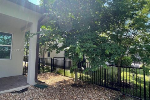 Townhouse in Lake Worth, Florida 3 bedrooms, 209.03 sq.m. № 2069663 - photo 19