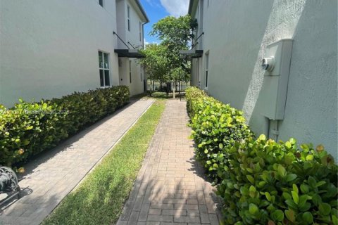 Townhouse in Lake Worth, Florida 3 bedrooms, 209.03 sq.m. № 2069663 - photo 2