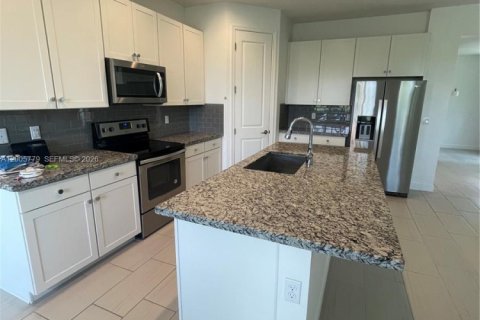 Townhouse in Lake Worth, Florida 3 bedrooms, 209.03 sq.m. № 2069663 - photo 12