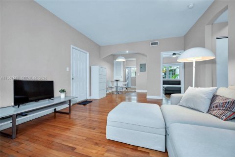 Снять в аренду квартиру в Майами-Бич, Флорида 1 спальня, 58.81м2, № 2023425 - фото 2