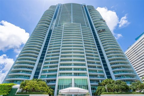 Condo in Miami, Florida, 2 bedrooms  № 1821872 - photo 1