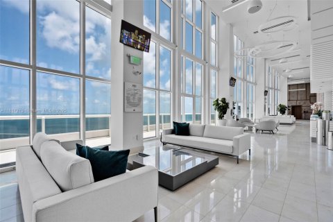 Condo in Miami, Florida, 2 bedrooms  № 1821872 - photo 2