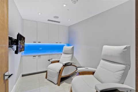 Condo in Miami, Florida, 2 bedrooms  № 1821872 - photo 5