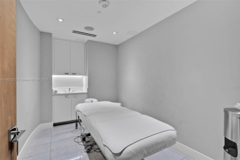Condo in Miami, Florida, 2 bedrooms  № 1821872 - photo 4