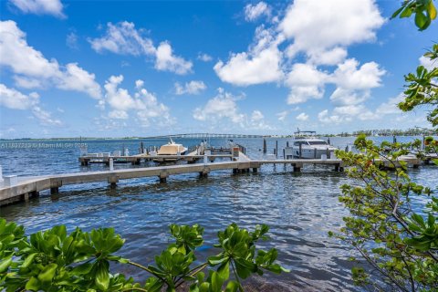 Condo in Miami, Florida, 2 bedrooms  № 1821872 - photo 13