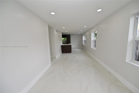 House in Miami, Florida 4 bedrooms, 73.58 sq.m. № 1946393 - photo 2