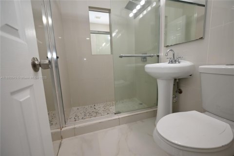House in Miami, Florida 4 bedrooms, 73.58 sq.m. № 1946393 - photo 9