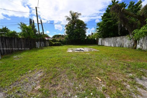 House in Miami, Florida 4 bedrooms, 73.58 sq.m. № 1946393 - photo 16