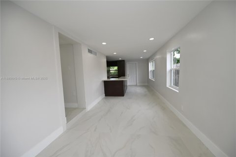 House in Miami, Florida 4 bedrooms, 73.58 sq.m. № 1946393 - photo 3